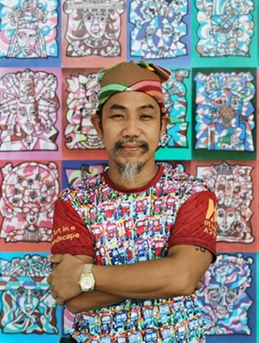 Litrato ni Kublai Millan na nakangiti.