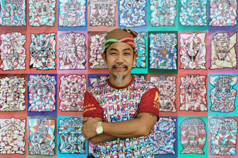 Litrato ni Kublai Millan na nakangiti.
